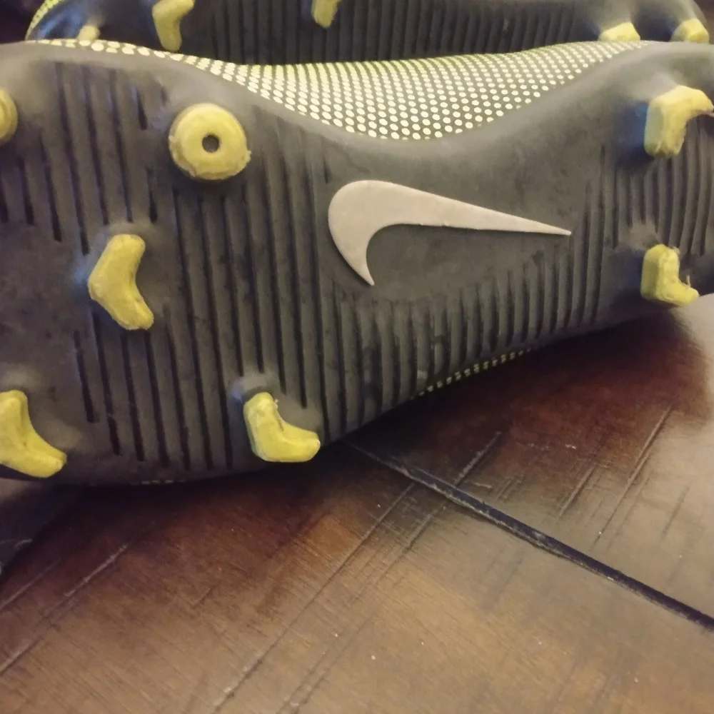 Nike soccer shoes - Picture 2 of 2
